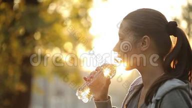女人对着阳光喝水